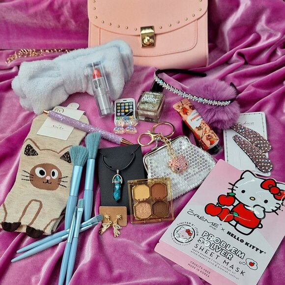 💖 Mystery Gift Box for Girls | Ages 12–16 | Teen/Tween Gift Ideas | Trendy - Picture 3 of 5